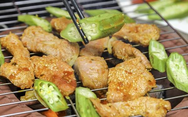 VÚ DÊ NƯỚNG THƠM LỪNG HẤP DẪN TRÊN BẾP THAN ĐỎ RỰC